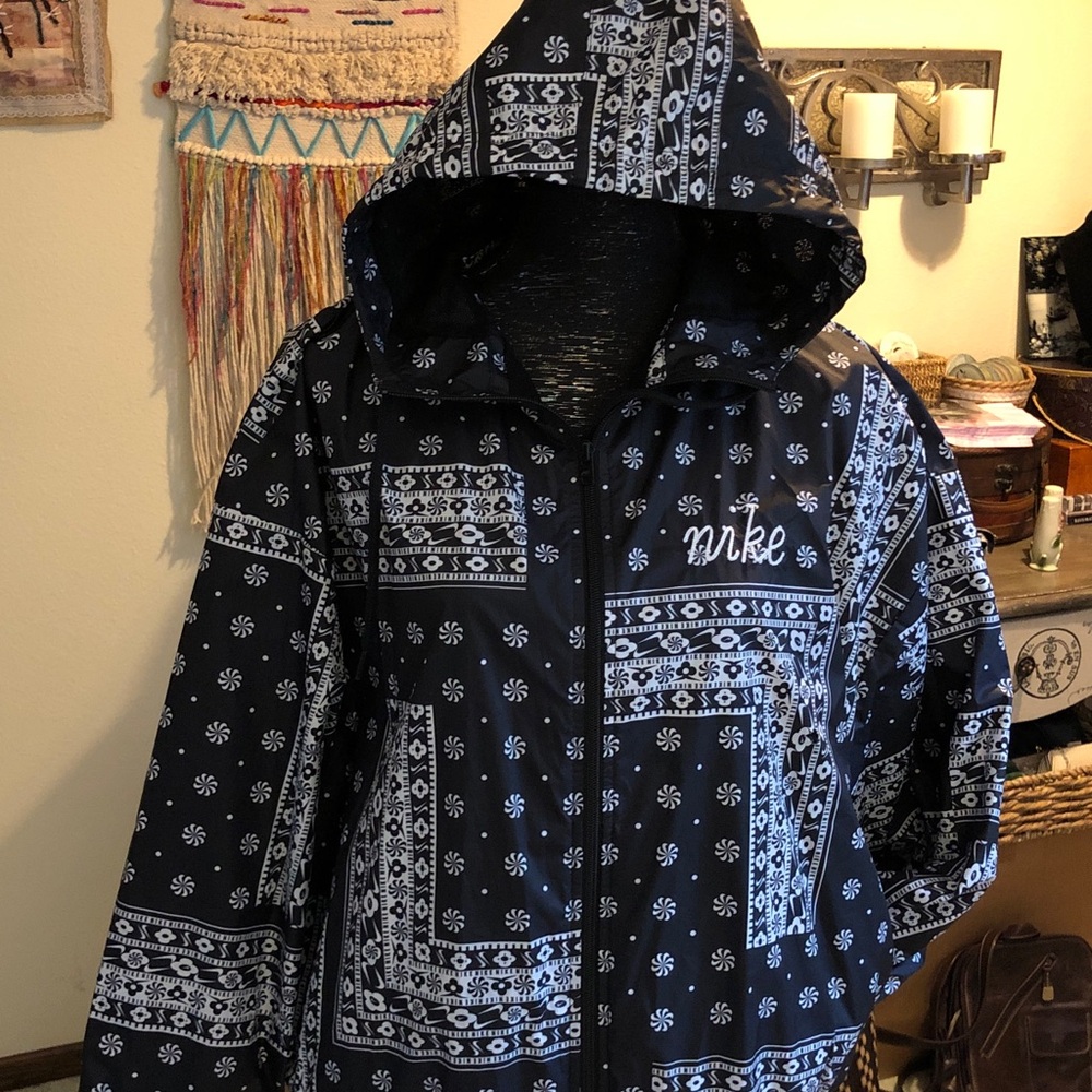 Nike Women’s Sportswear Bandana Print Jacket - Picture 1 of 7